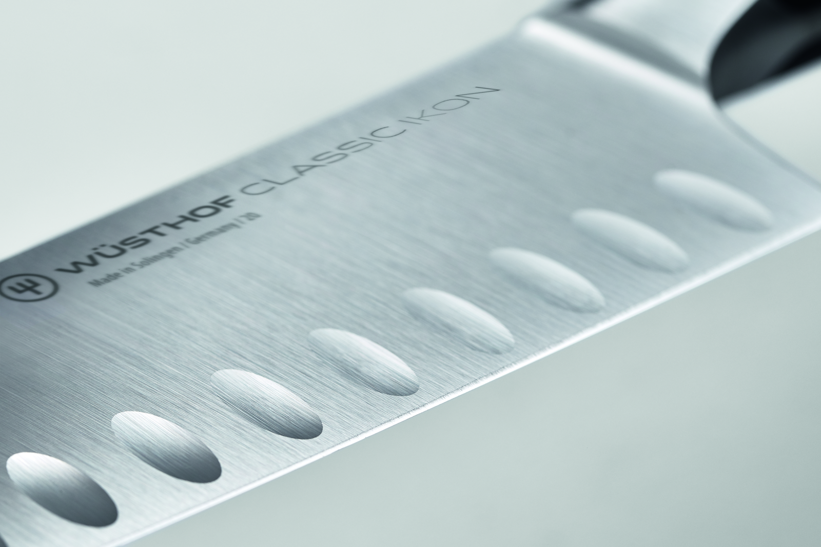 Wüsthof Classic Ikon Santoku mit Kullenschliff 14 cm
