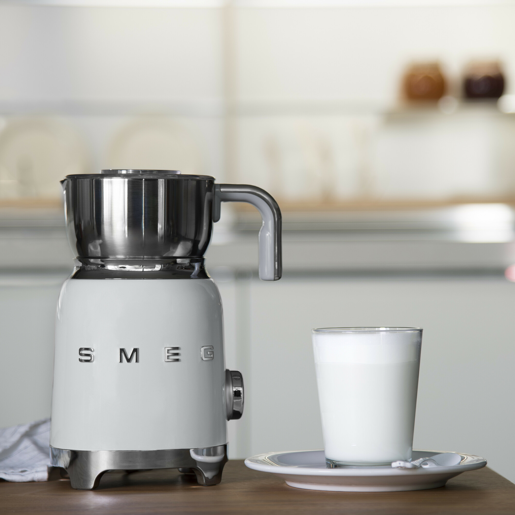 Smeg MFF11WHEU Milchaufschäumer